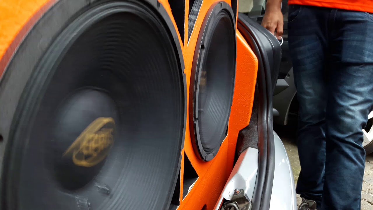 Eros de 800 e sds no racha de som automotivo.