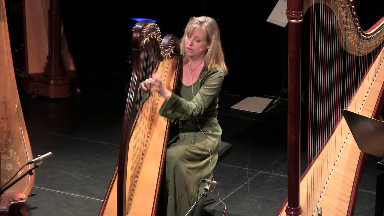 Esther Gro&szlig; singt und spielt keltische Harfe
