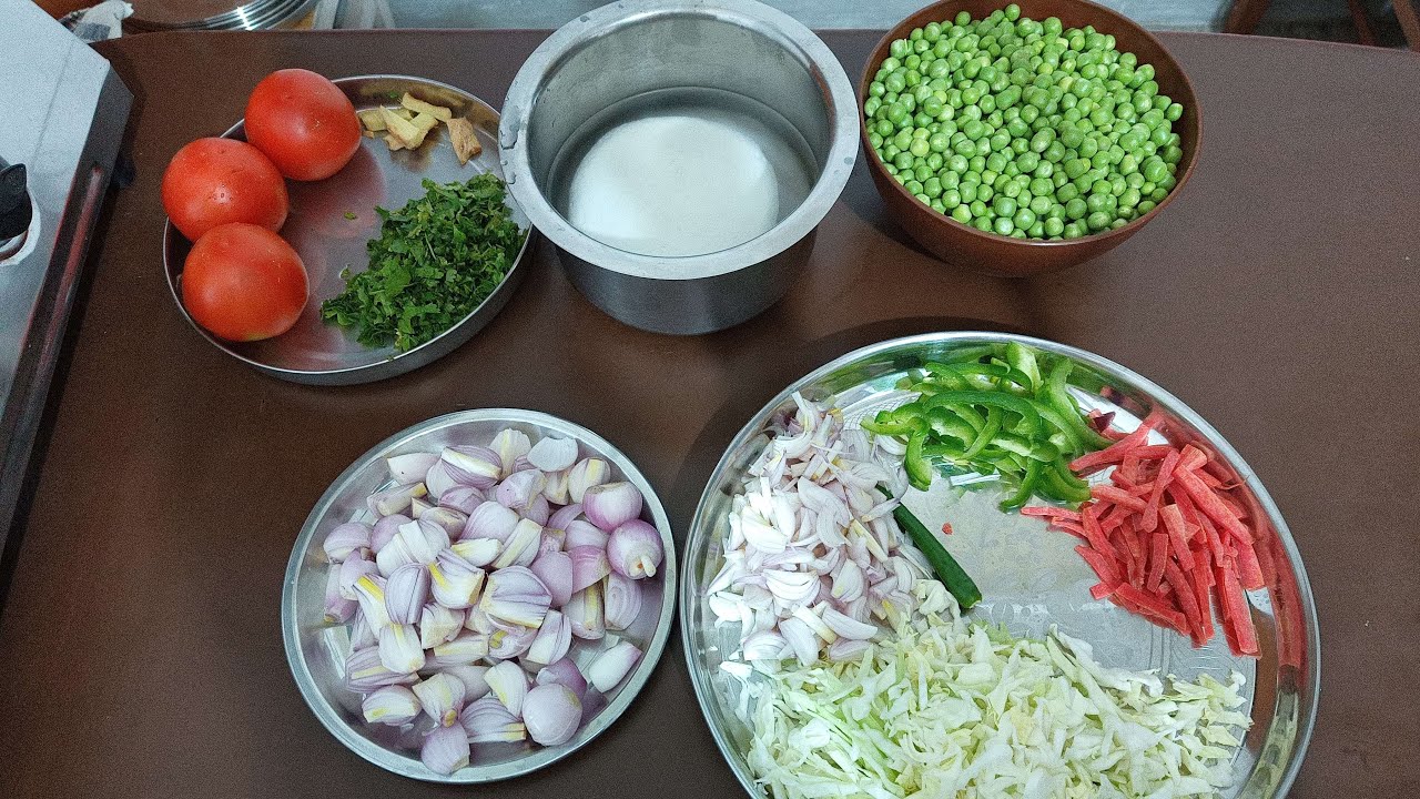 hello  Aaj Live 🔴 mein banaenge matar ke samose vegetable suji balls, matar paneer rumali roti