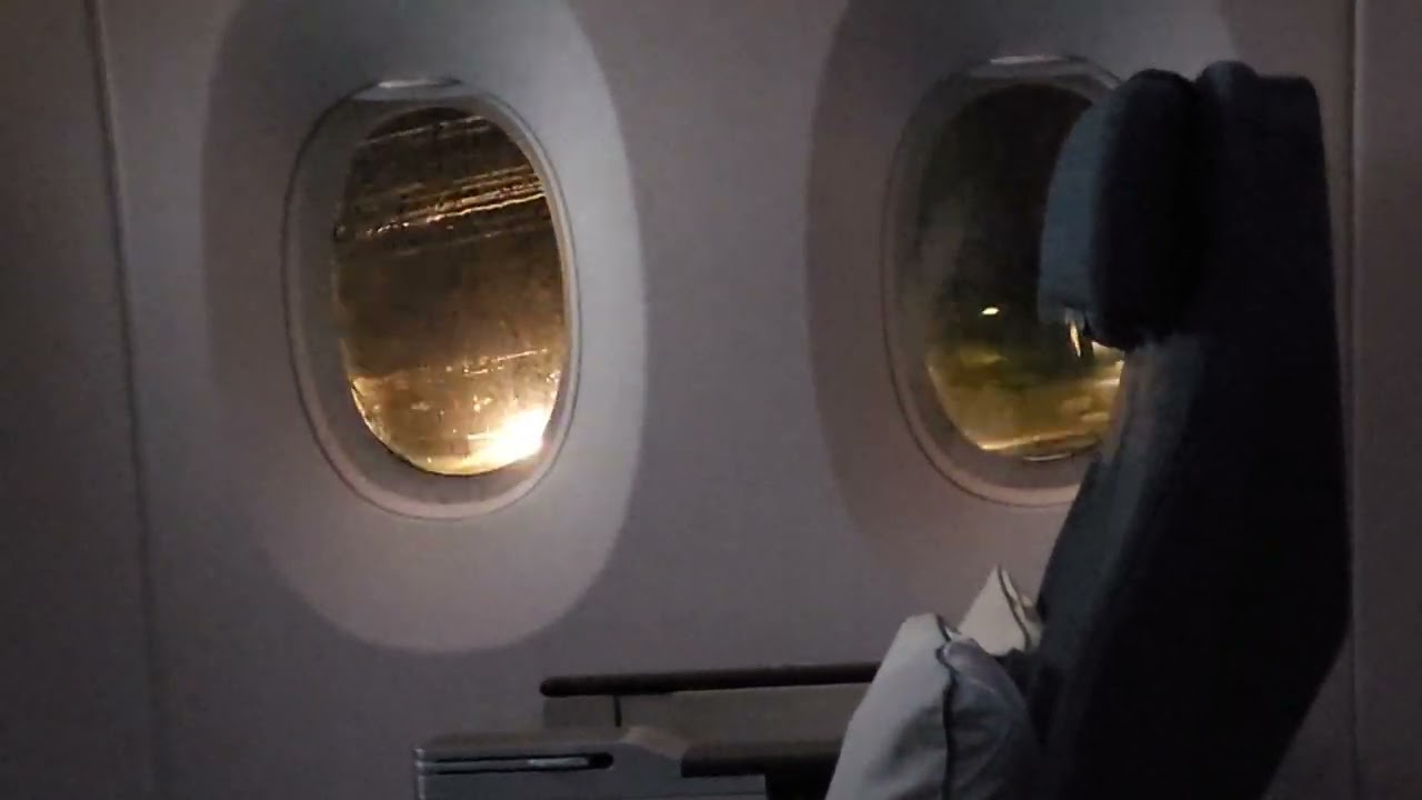 Cathay Pacific CX714 Airbus A350-900 Premium Economy Singapore Lounge (No Shower Facilities)