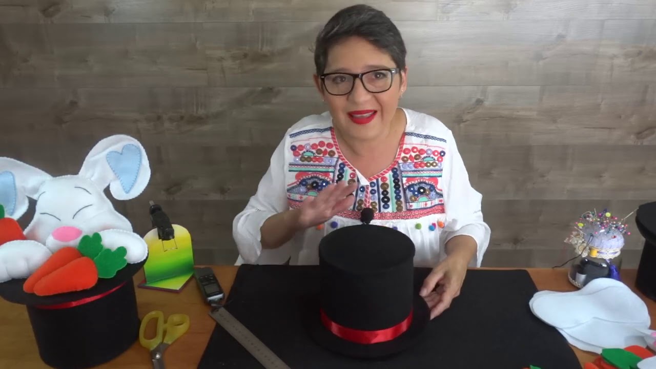 Conejito en sombrero. Yasna Pino. Casa Puchinni. Incluye moldes.