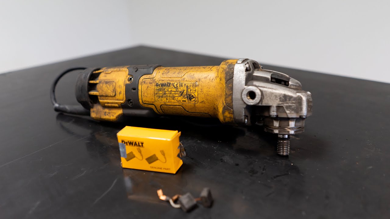 DWE4257 szlifierka kątowa DeWalt - jak wymienić szczotki i przewód