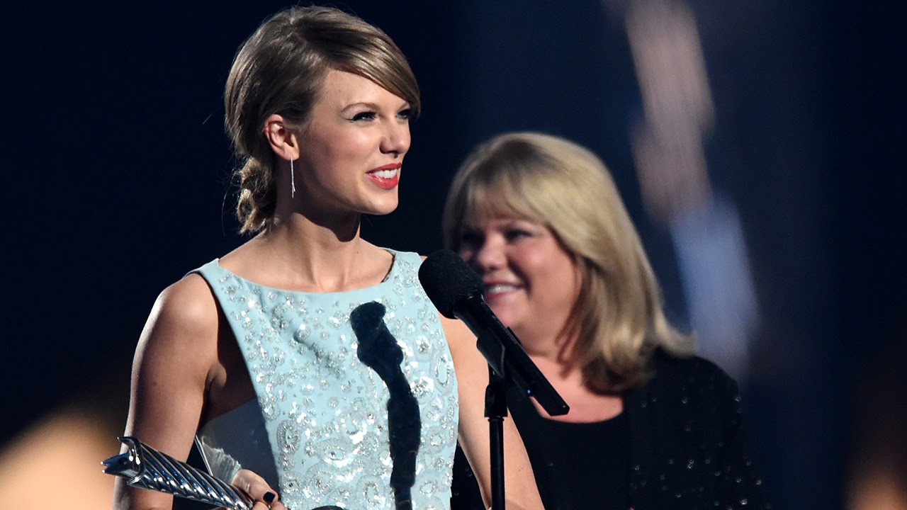 Taylor Swift's Mom Gives Emotional Speech ACMs 2015 Milestone Award
