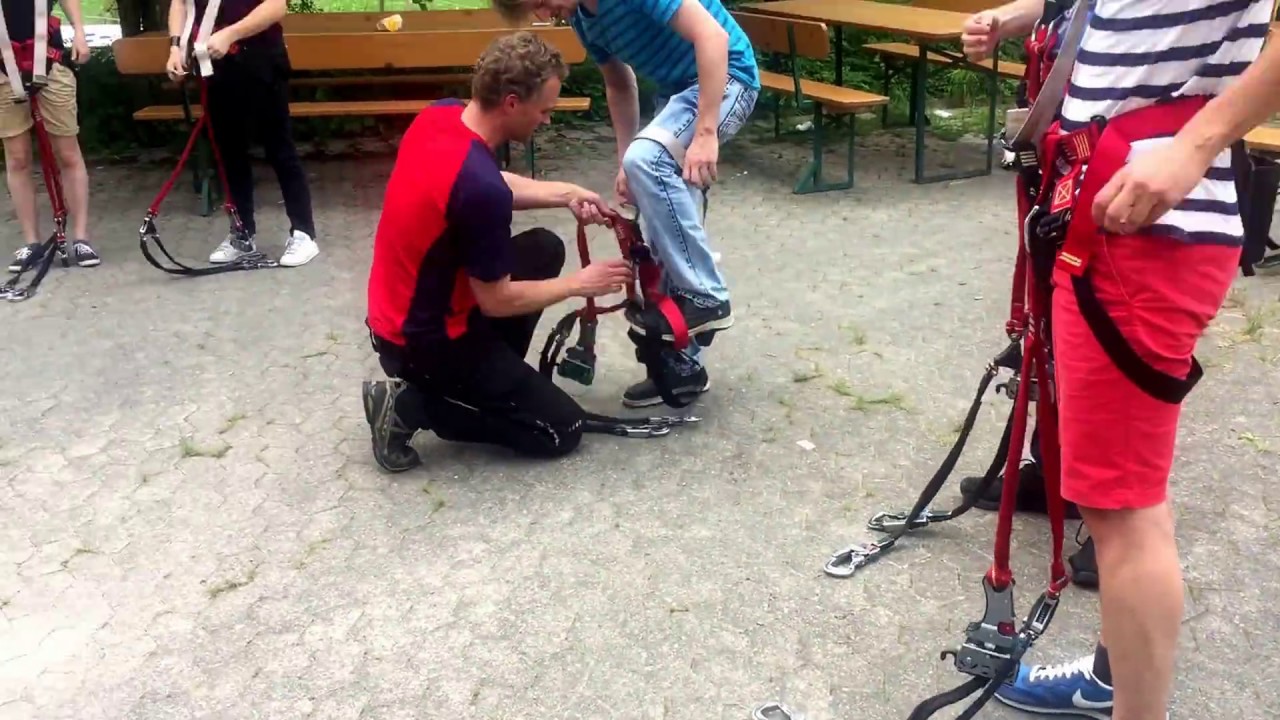 Wie zieht man einen Klettergürtel richtig an?