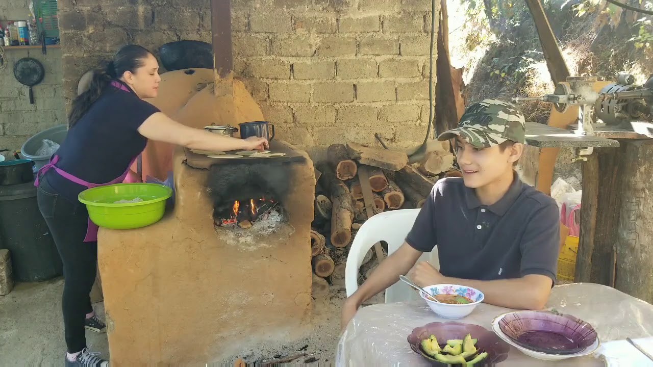 Asi de sencillo se almuerza en el rancho 😋😋