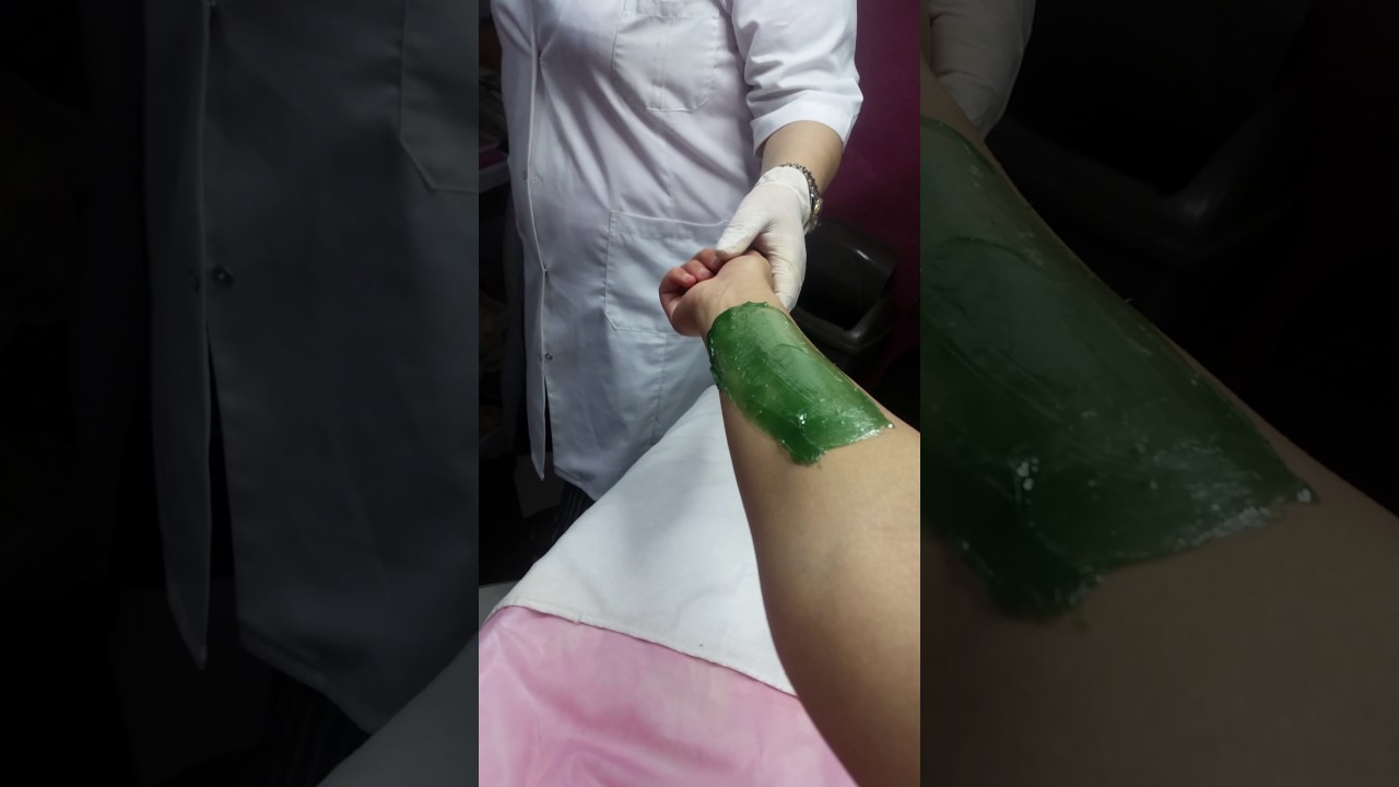 الطريقة الصحيحة لعمل الواكس أو الشمع الساخن مع خبيرة التجميل خديجة