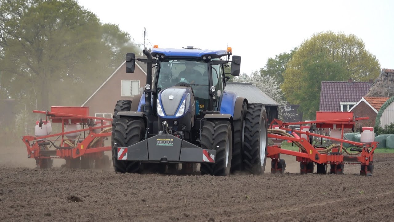 Reimink aan het mais zaaien met New Holland T7.225 Blue Power en 12 rij Gaspardo zaaimachine (2022)