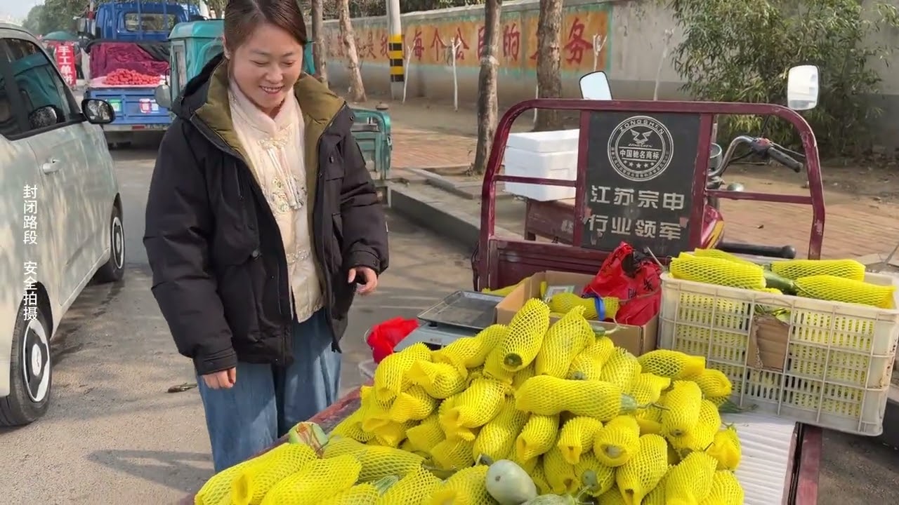 媳妇摘了200斤羊角蜜摆摊，一上午竟全部卖光，看看卖完能挣多少钱？#抖音新农人 #新农人计划2026