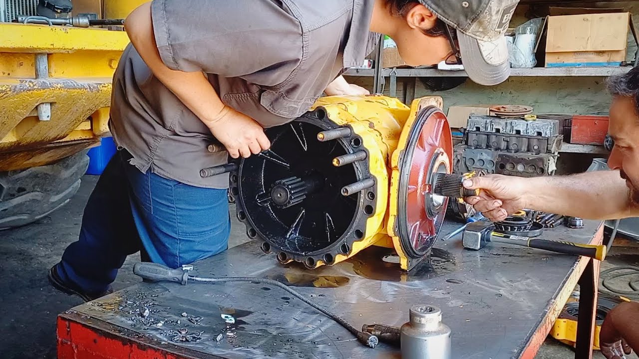 Volvo G940 GRADER - "difflock got stuck on"