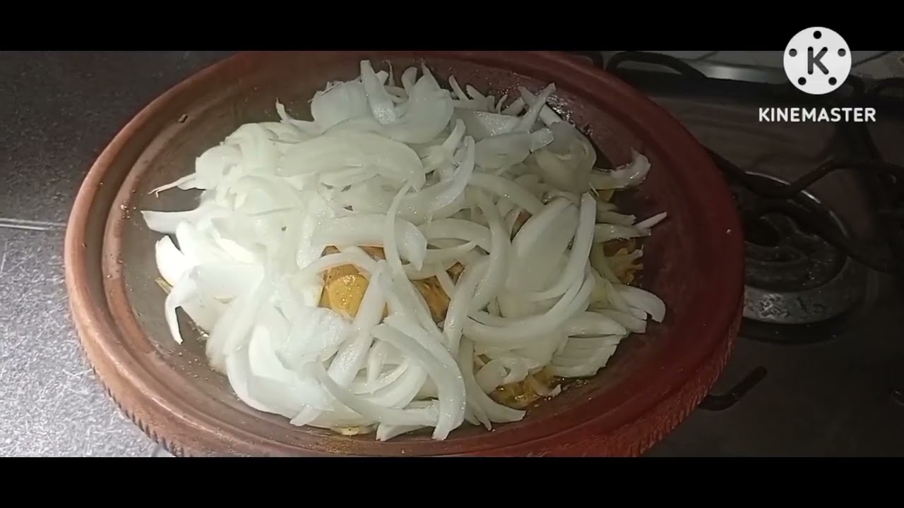 طاجين بالبصلة والزبيب معلك وبنين