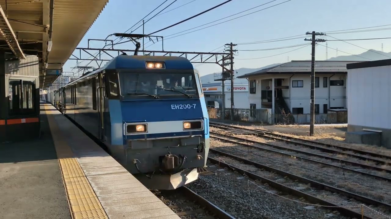 EH200-7＋コキ17両が沼田駅3番線を警笛鳴らして通過2071レ