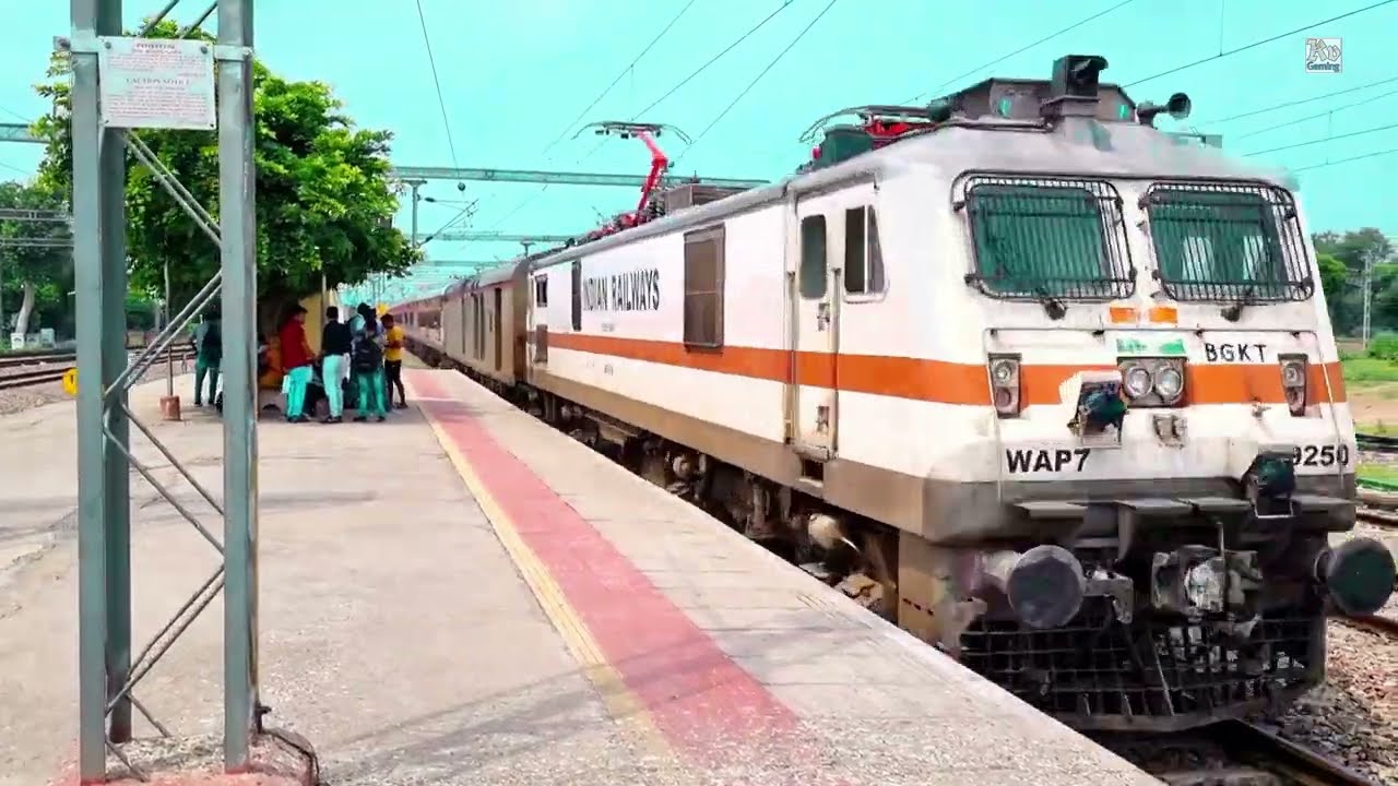 19601 Udaipur-New Jalpaiguri Weekly Express | BGKT WAP 7 | At Bandikui Junction | #indianrailway