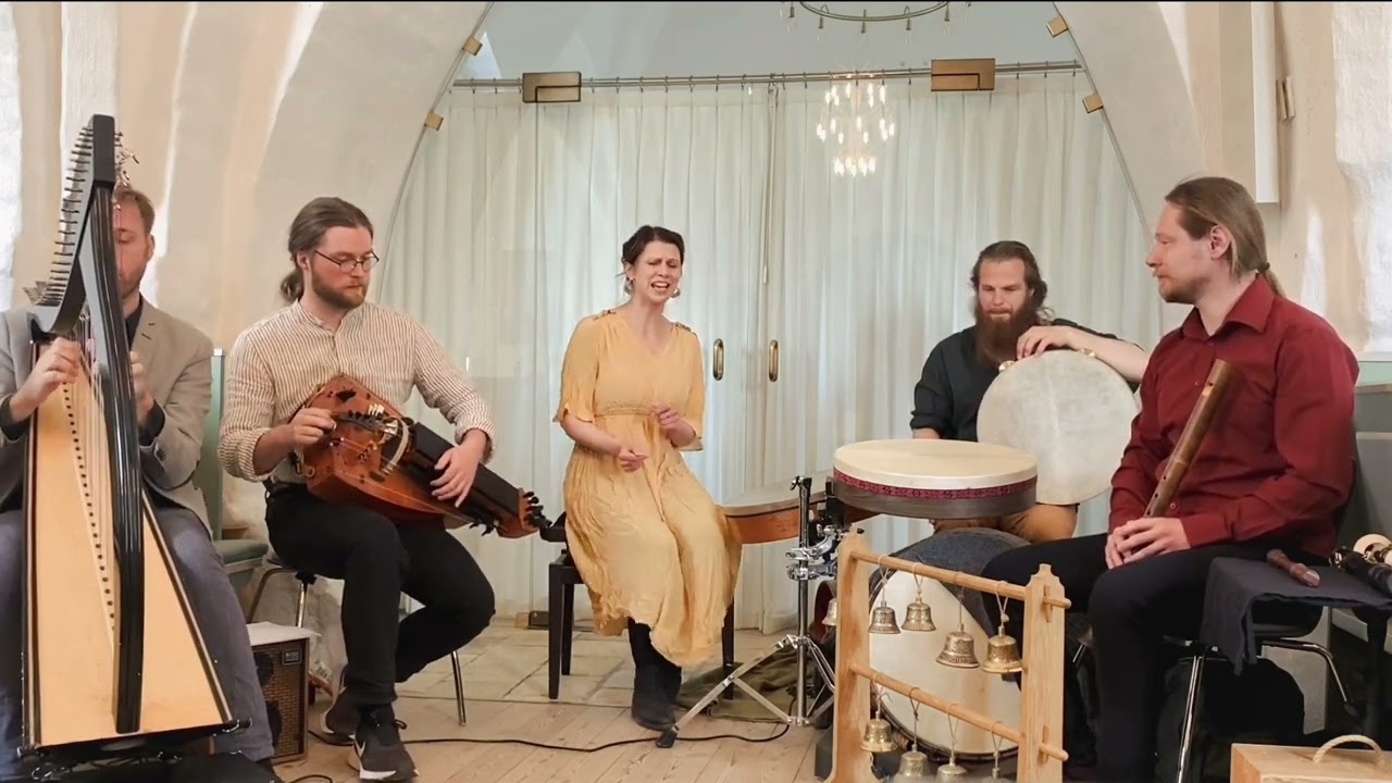 Rundt pal Gulvet   Auroq + Mia Guldhammer