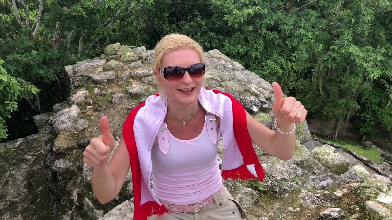 Blondynka na szczycie najwyższej piramidy Maj&oacute;w w Belize - Lamanai - Belize - Ameryka Środkowa