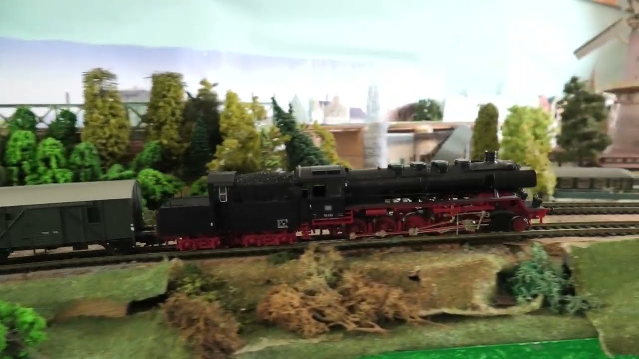 HO Fleischmann 50 493, Deutsche Bundesbahn, tijdperk 1956--1968 met cabinetender en militaire trein.