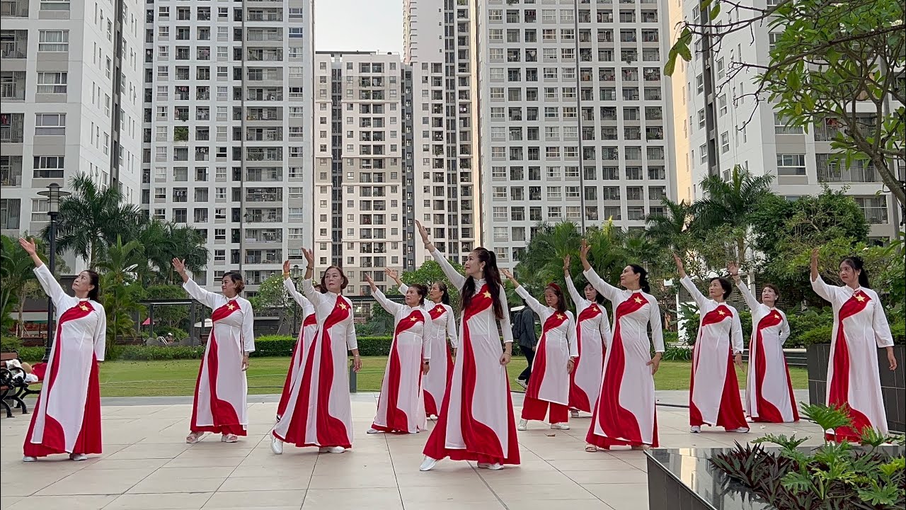 Liên khúc TỰ HÀO TIẾP BƯỚC TƯƠNG LAI-TPHCM TỰ HÀO VƯƠN CAO THẾ GIỚI 