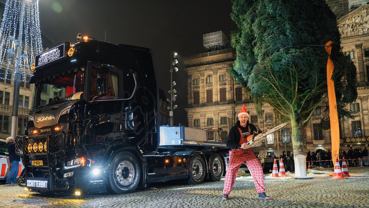 Reuze KERSTBOOM van 18 meter dwars door Amsterdam vervoeren! 🎄
