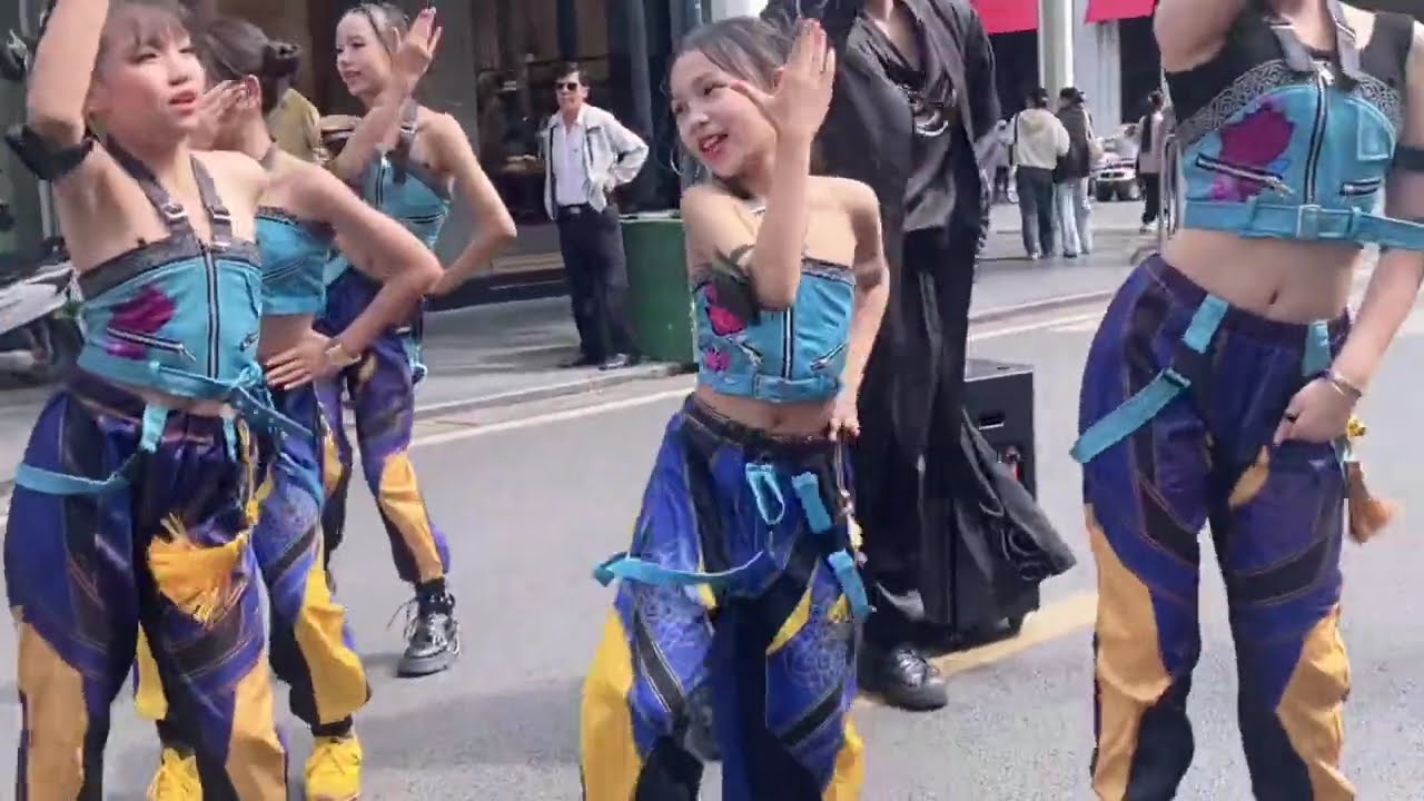 💥 Baby Warriors Xuống Phố Tràng Tiền | Trend Khiến Ai Cũng Đứng Hình! 😱