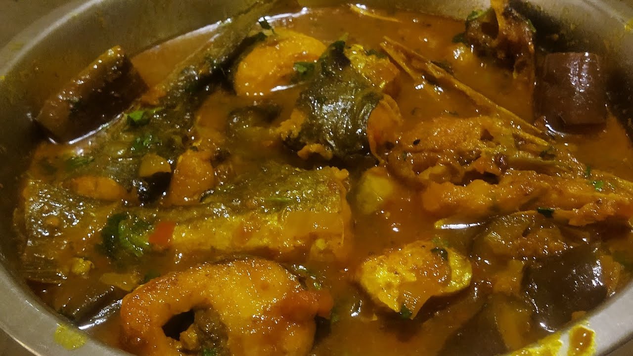 বেগুন দিয়ে আড় মাছের ঝোল। Begun diye Aar Macher jhol Recipe.