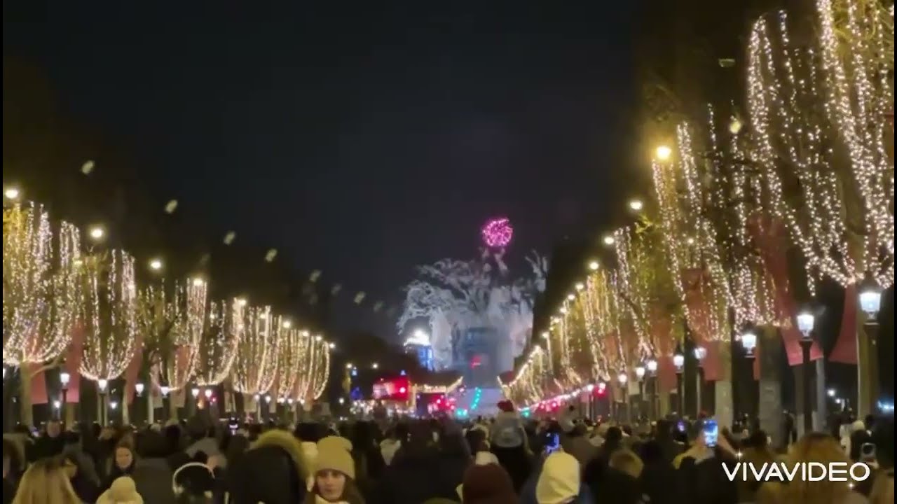 Paris’te Yılbaşı 2024 Şanzelizede Yeni Yıl Kutlaması