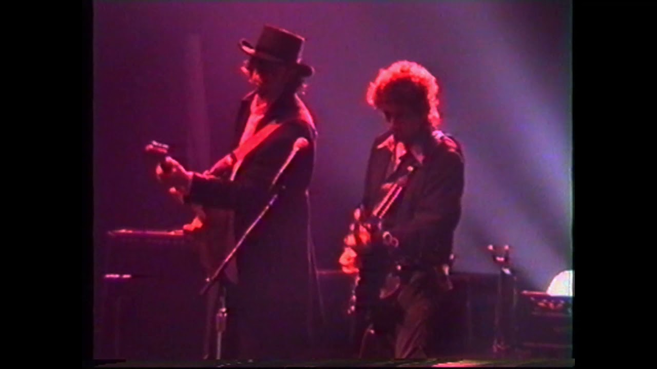 Bob Dylan — Shelter From The Storm / Mr. Tambourine Man. Brixton, London. 1995. Video starts on 33 s