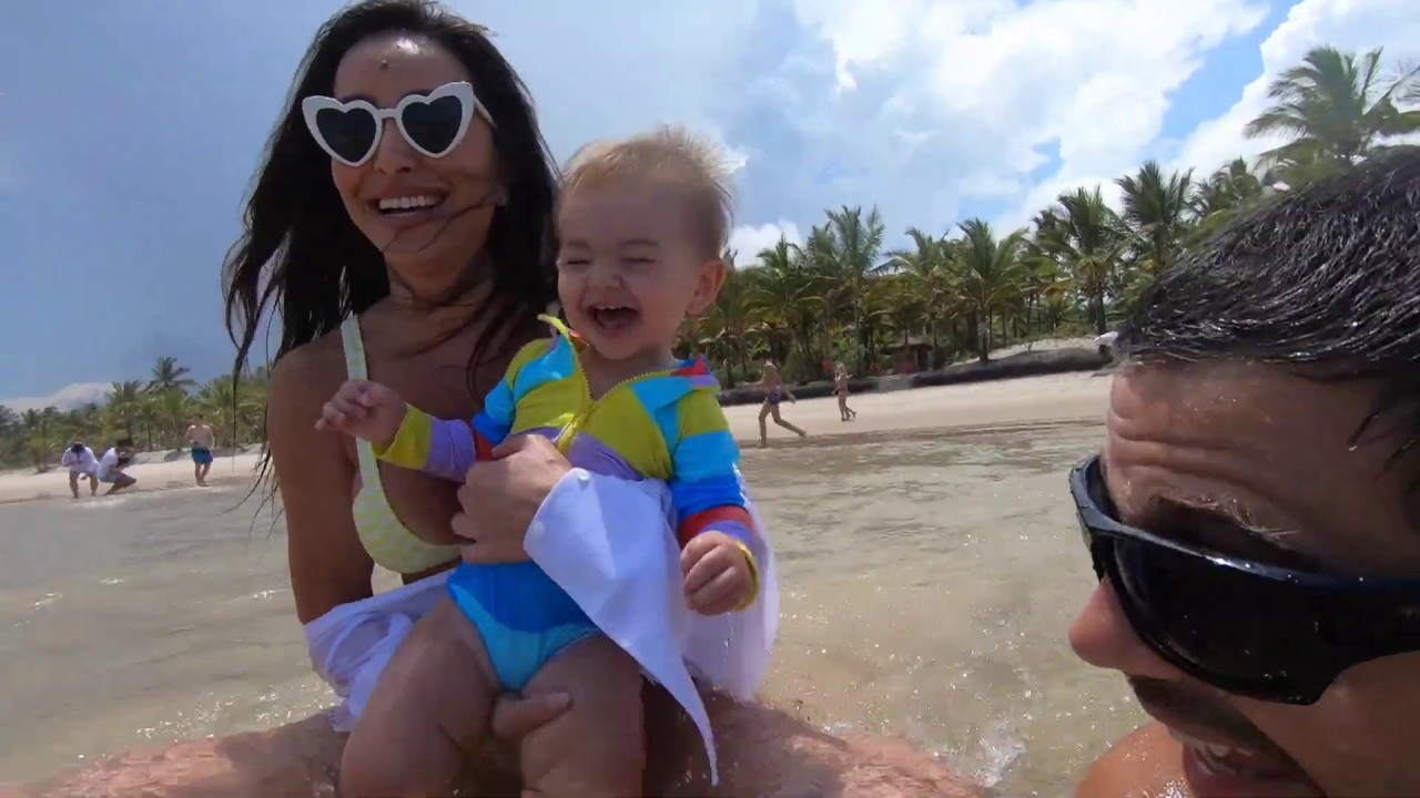 Zoe no mar pela primeira vez!!! Fomos soltar tartarugas marinhas com a nossa tartaruguinha