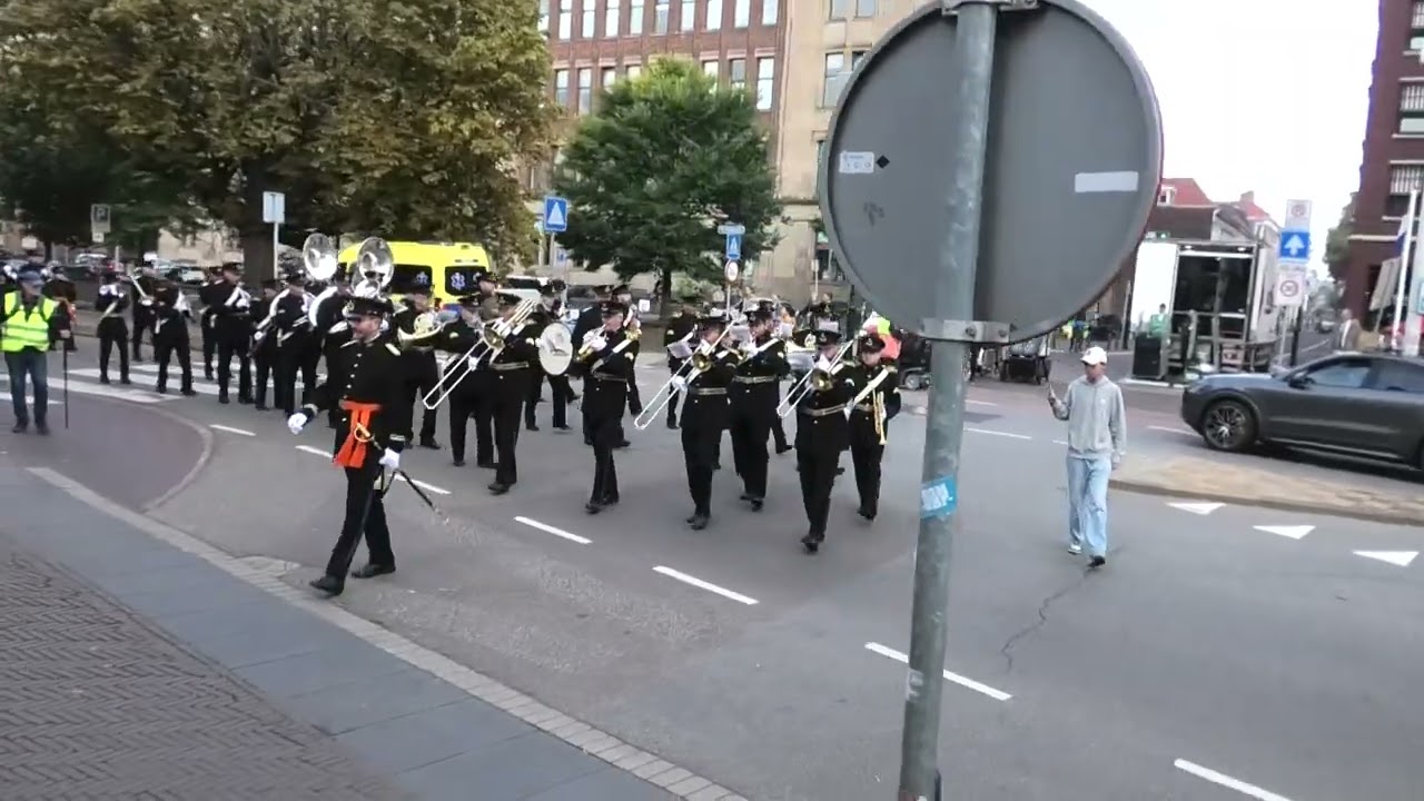 Orkest Koninklijke Luchtmacht marcheert naar Paleis Noordeinde voor ceremonie Geloofsbrieven