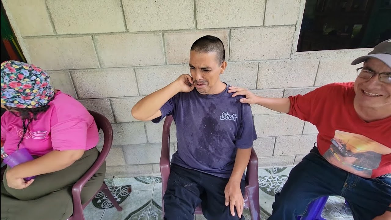 Marcelinito se puso a llorar por que no le davan los tamales tamal quiero yo ya😀/El Buen salvadoreño