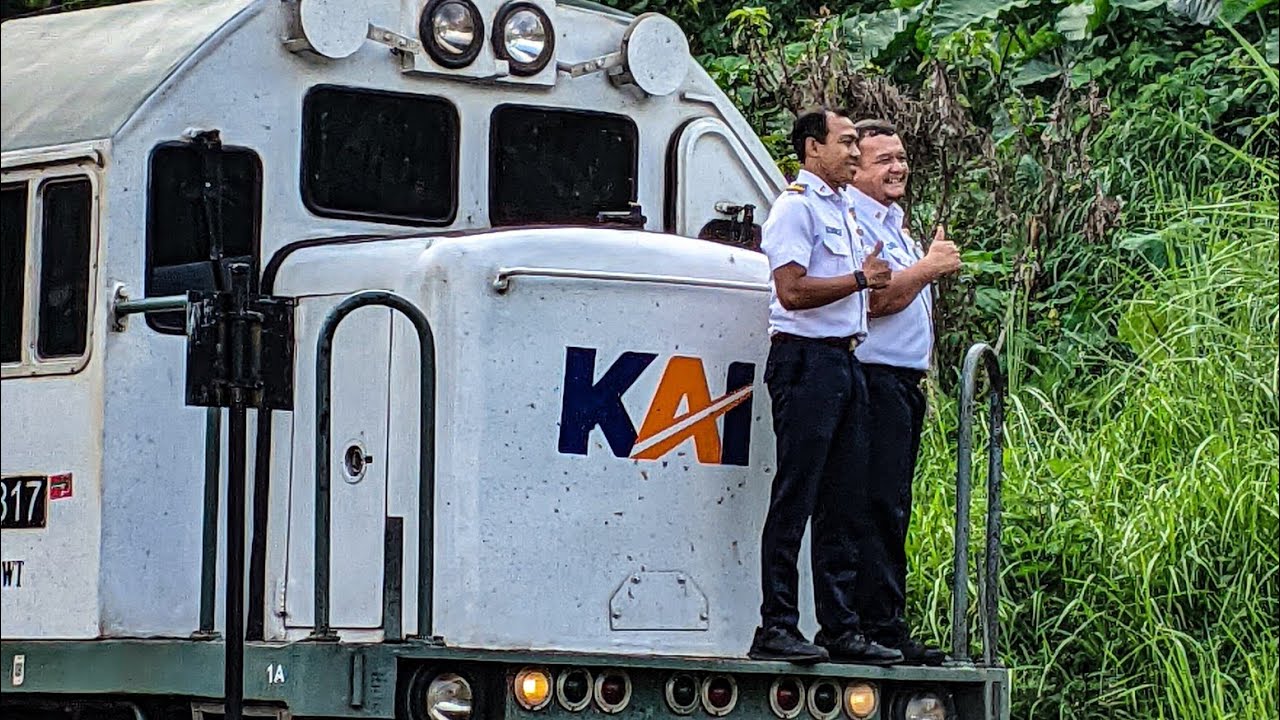 DIBALIK TUGAS MASINIS YANG KELIHATANNYA MENYENANGKAN,ADA TANGGUNG JAWAB YANG SANGAT BESAR