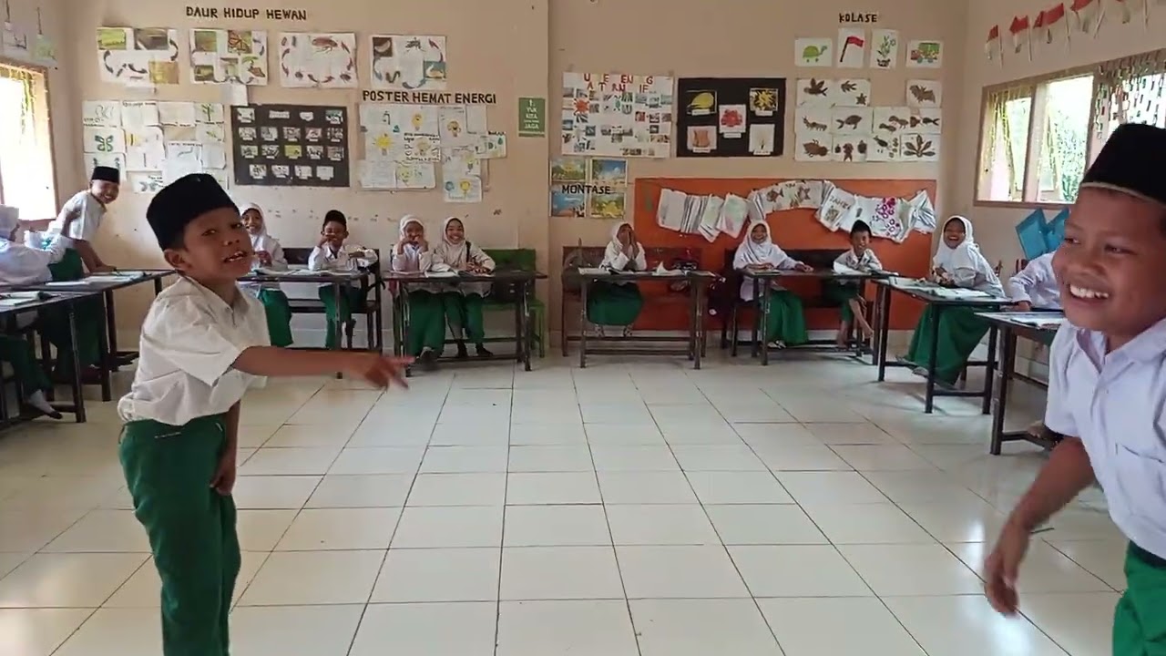 menari dengan gerakan menirukan hewan atau gerakan sehari-hari. kelas 4