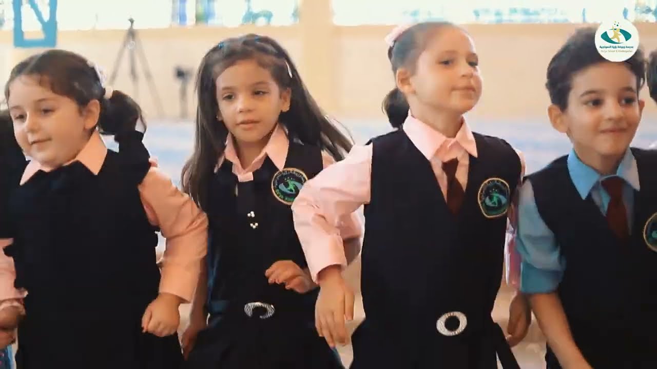 استقبال أطفال مدرسة رؤية النموذجية في اليوم الأول للعام الدراسي 2022/2023