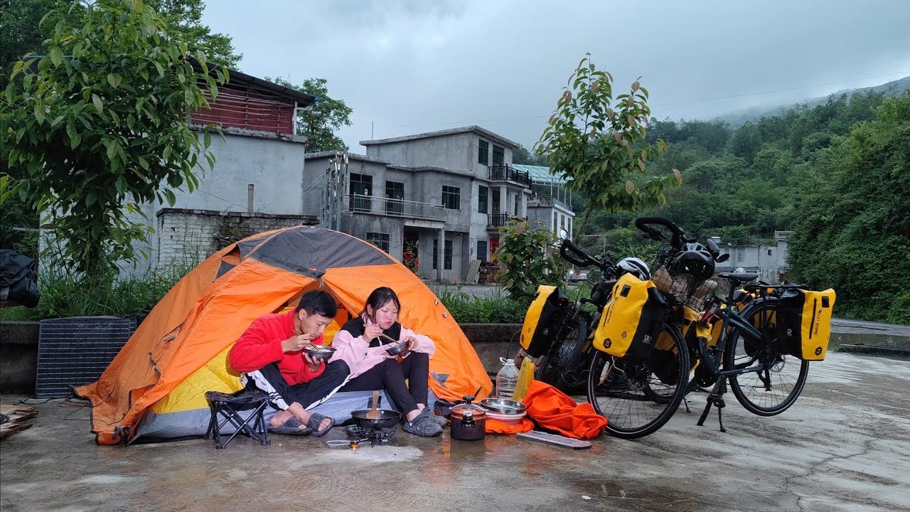 带着媳妇骑行云南，现已进入马楠苗族彝族乡，活动广场露营做饭吃【周亿发的旅行】