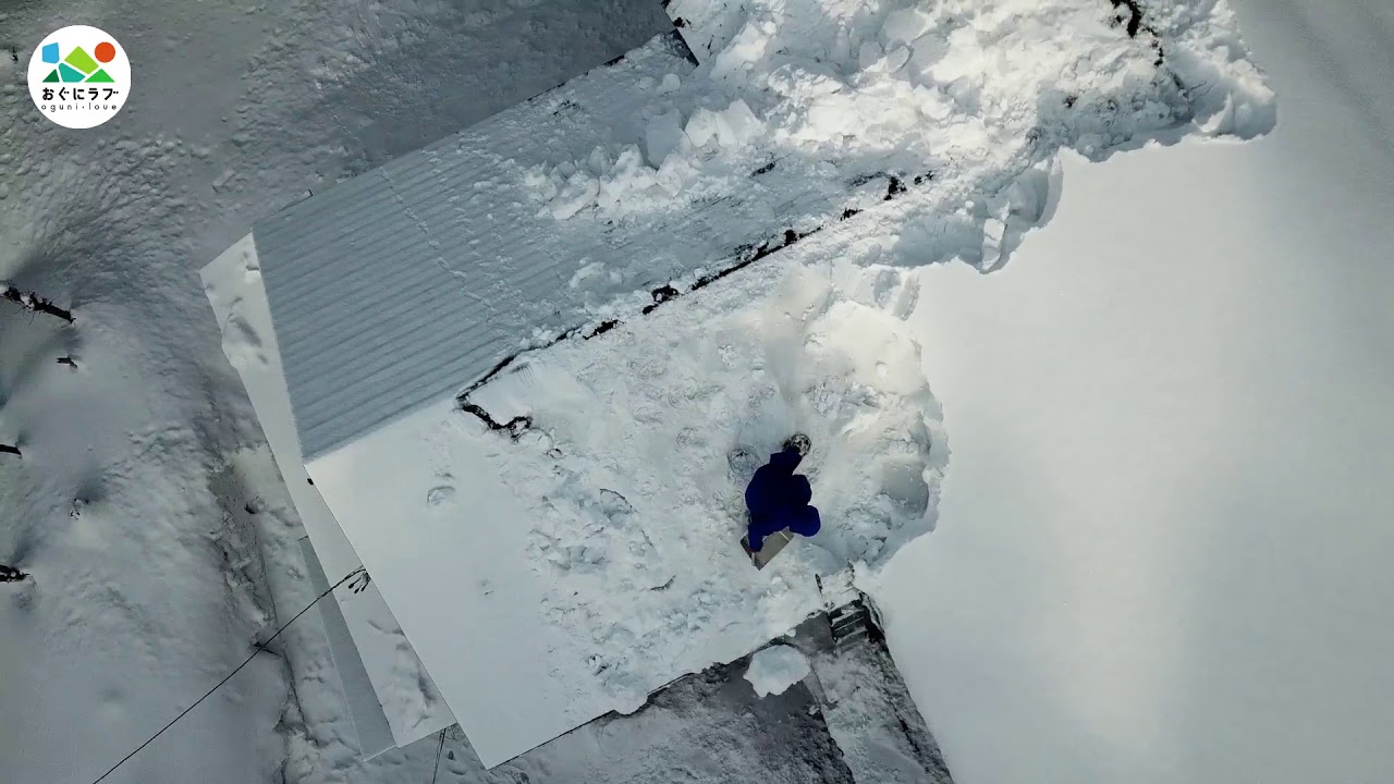 長岡市小国町法末集落の屋根雪下ろし風景です。今年は降雪が少なく助かりましたが、平場よりは数十センチ多かったです。
