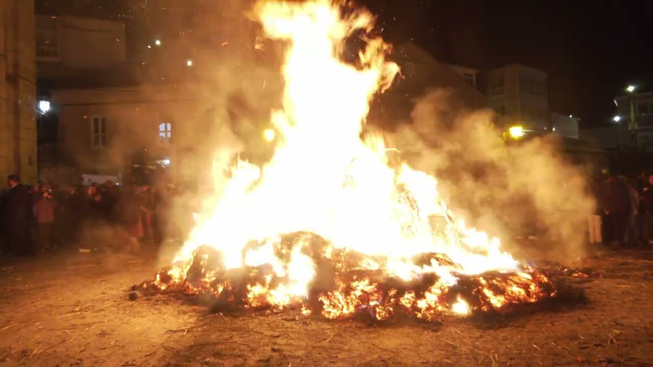 La Festa dos Fachós iluminó la noche de Castro Caldelas