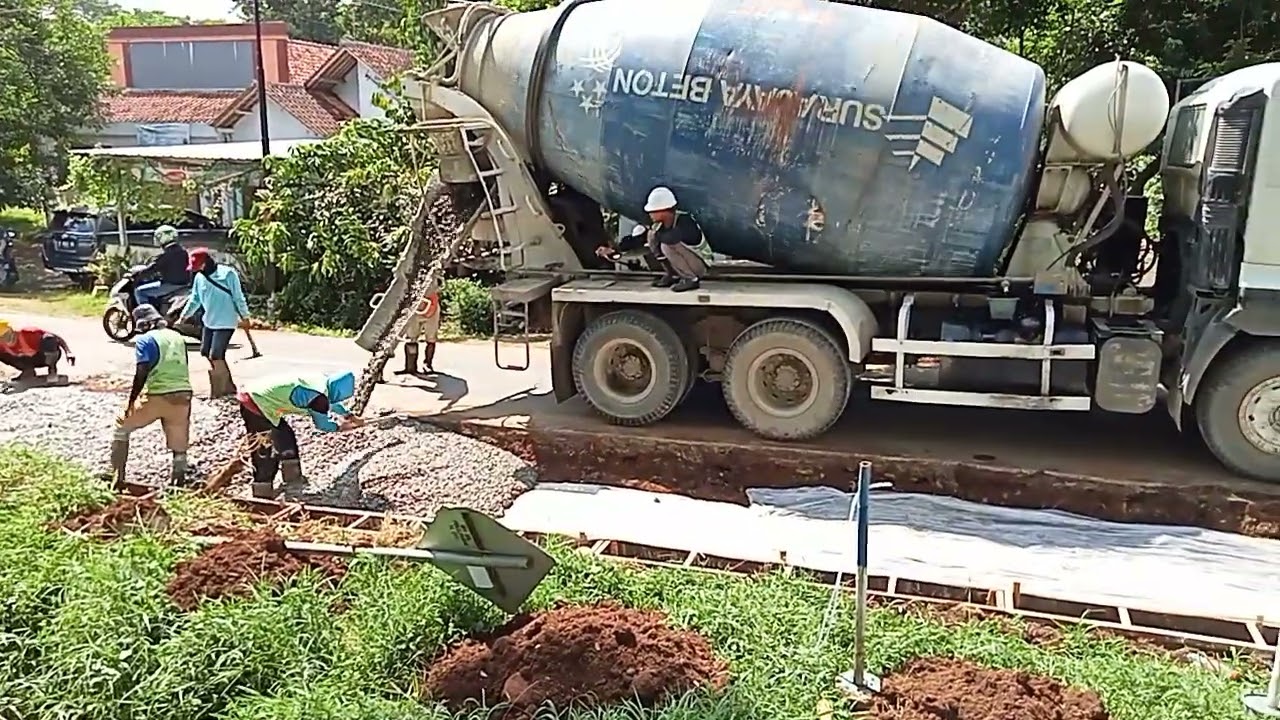 Proses pengecoran pelebaran jalan beton di pedesaan