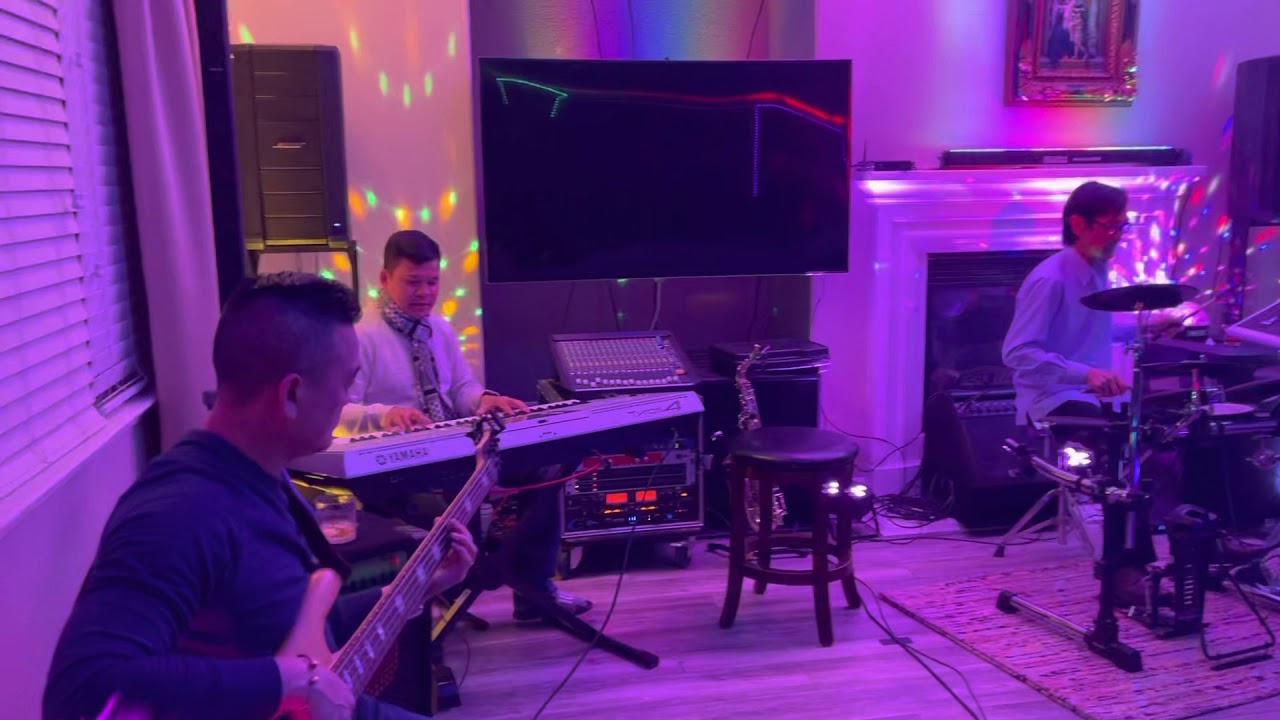 2 Bose L1 Pro 32, and 2 Sub 2 with live band