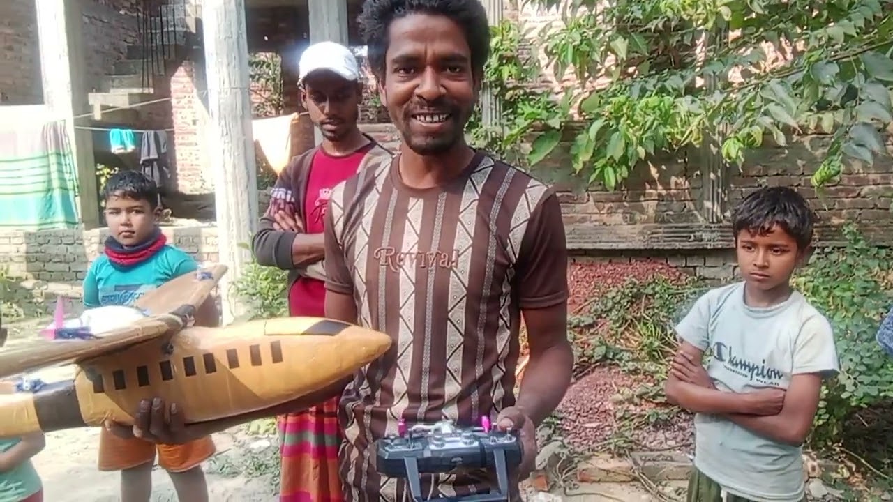 সিংগাইরে বিমান তৈরি করলেন নোমাজ আলী।