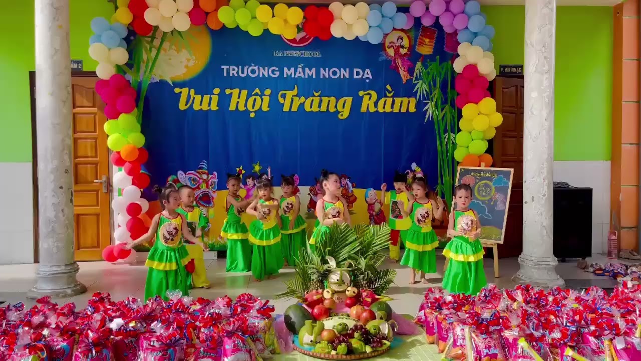 Thỏ Ngọc Diệp Lớp Chồi, lần đầu tiên múa còn nhát lắm ạ ...
