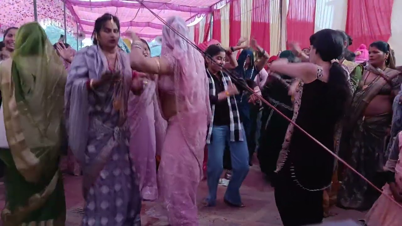 दीक्षा शास्त्री और संध्या शास्त्री दोनों लोगएक साथ मंच पर