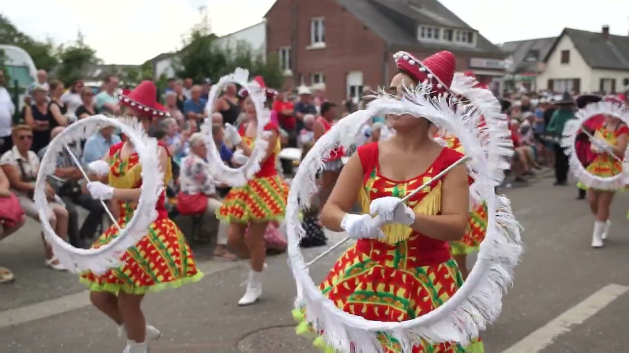 Les Emereaudes » et leurs majorettes à la Fète Patronale de Campneuseville 21, 08, 2022 vidéo