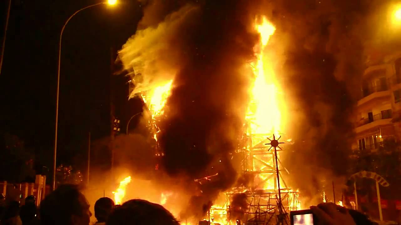 Fallas 2011: Crema Falla Archiduque Carlos-Chiva