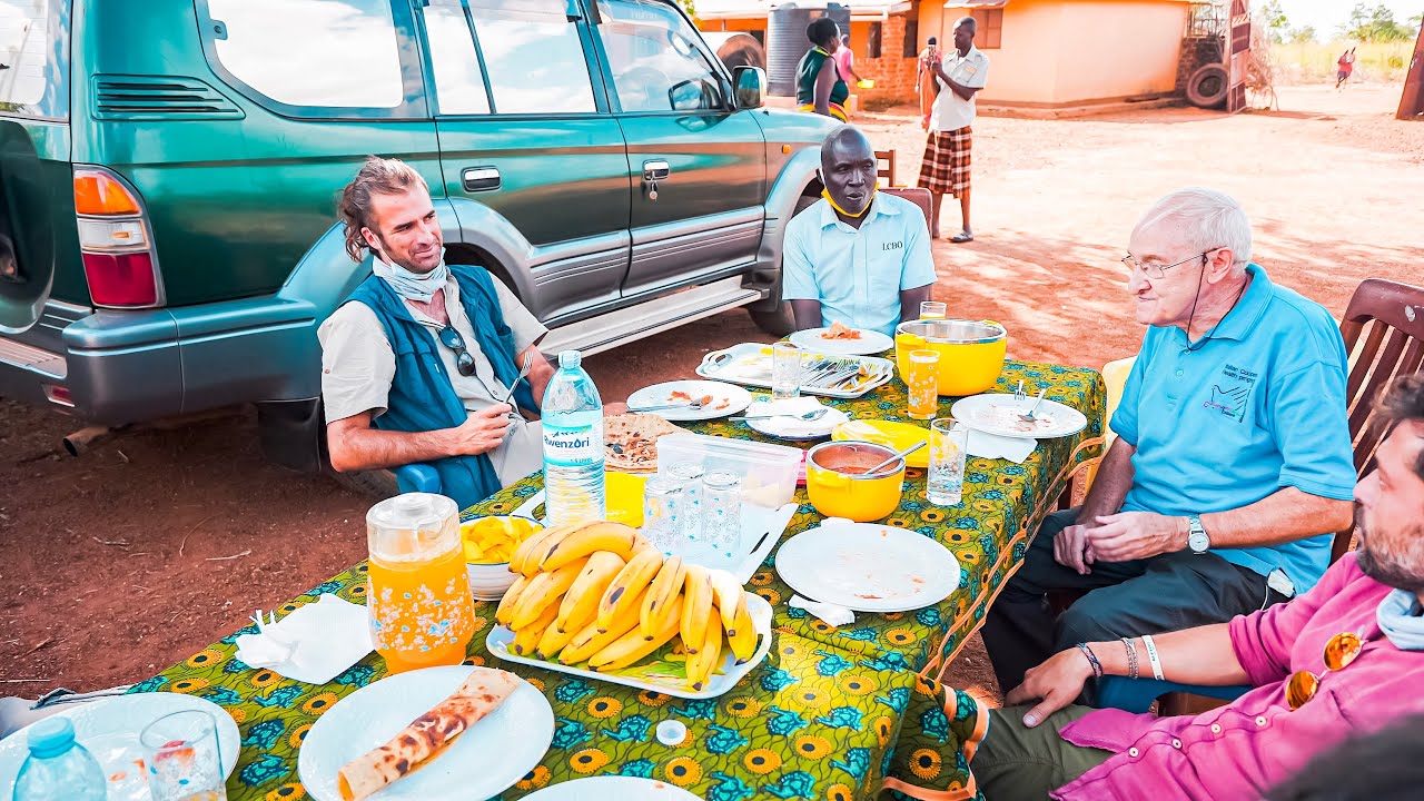 ospiti del capovillaggio 🇺🇬  pranzo tipico ugandese