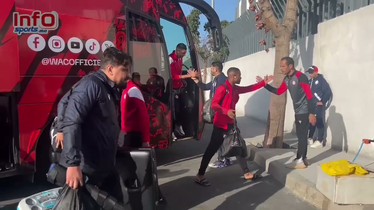 وصول حافلة الوداد في حلتها الجديدة ودخول اللاعبين لملعب العربي الزاولي