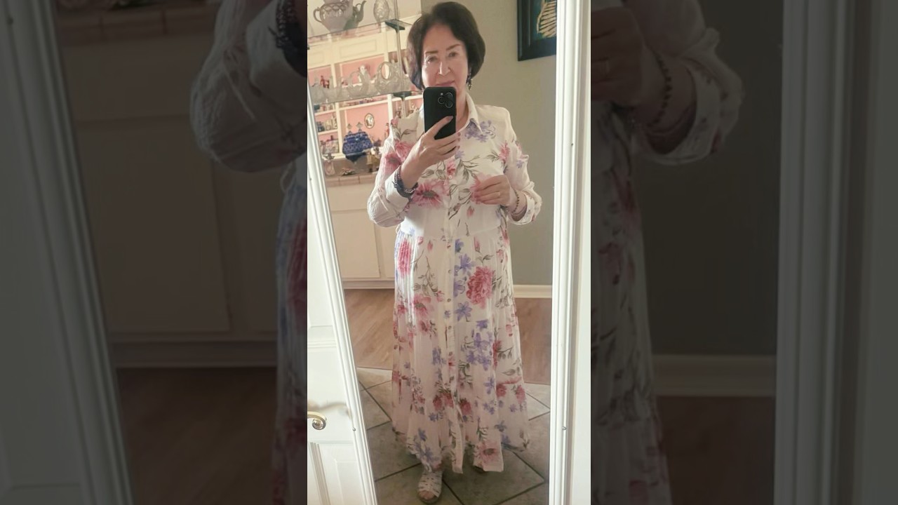 А у Светочки новое платье . Как вам?