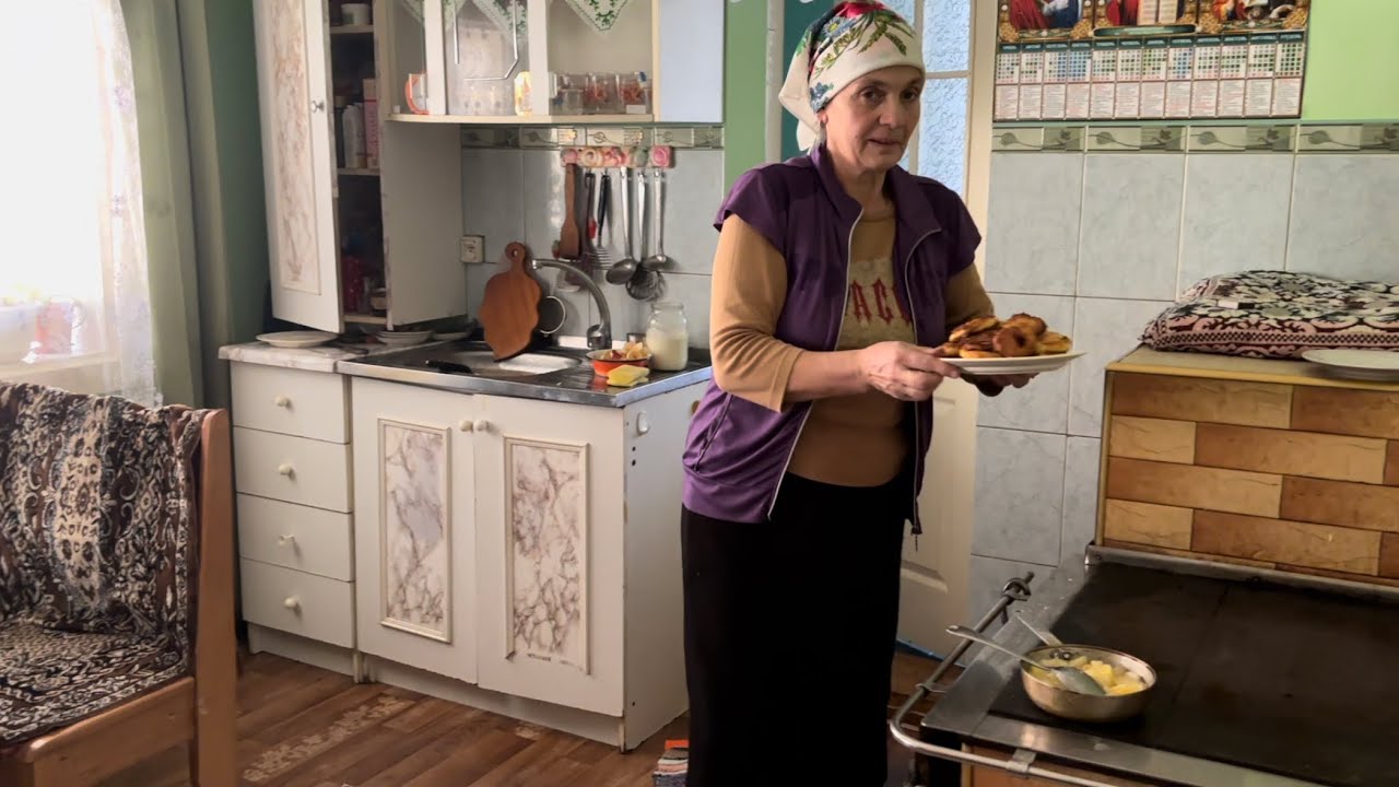 Весняні рецепти від бабусі, яблучний десерт на дров'яній печі у високих горах Карпат