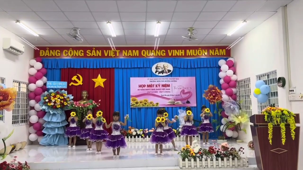 Phần trình diễn của các bé lớp Chồi 2_Trường Mầm Non Hướng Dương 