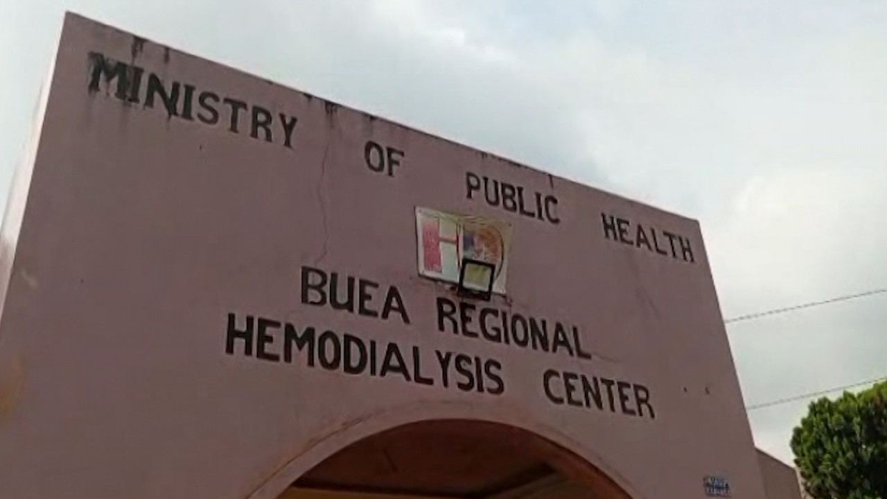BUEA EN ÉBULLITION : LES MALADES RÉNAUX BLOQUENT L’HÔPITAL APRÈS UN DÉCÈS TRAGIQUE
