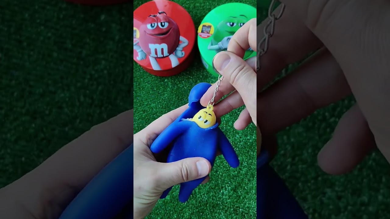 blue eats m&M's #rainbowfriends