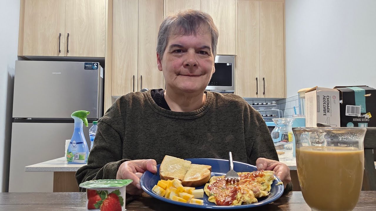 Утренняя беседа с омлетом с ветчиной, тостом с сыром, йогуртом и кофе.