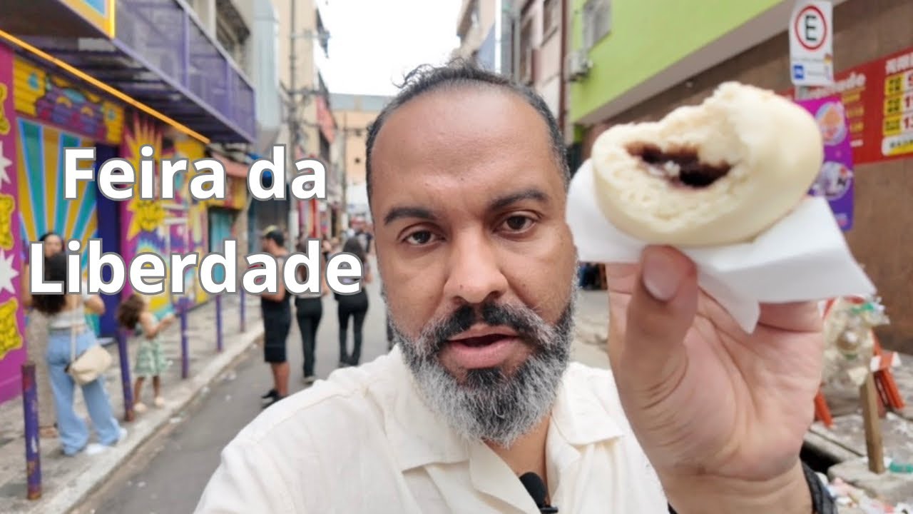 Buscando um doce na feira da Liberdade 